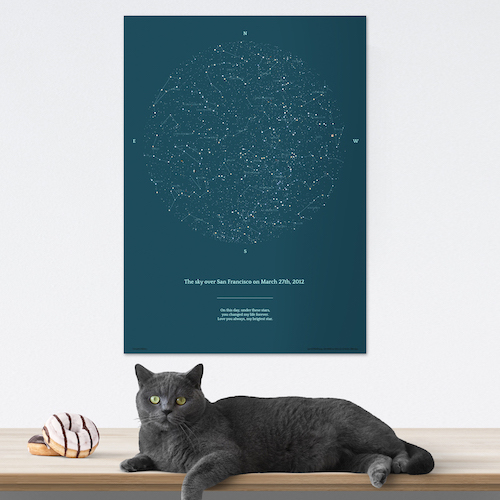 Une carte du ciel gris-bleu avec un chat à côté